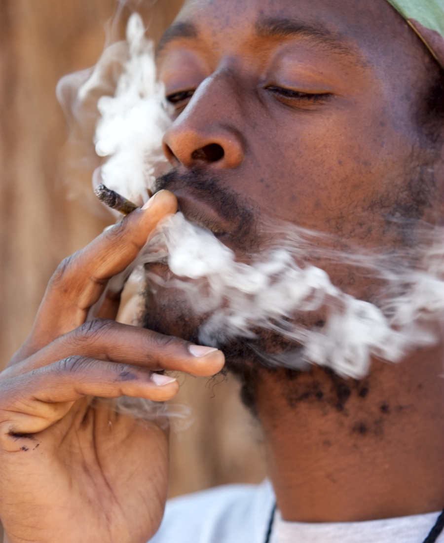 Homem a fumar um joint