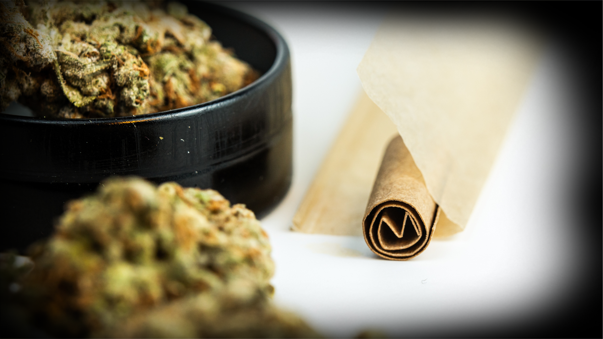 Cannabis-Joint auf Tisch