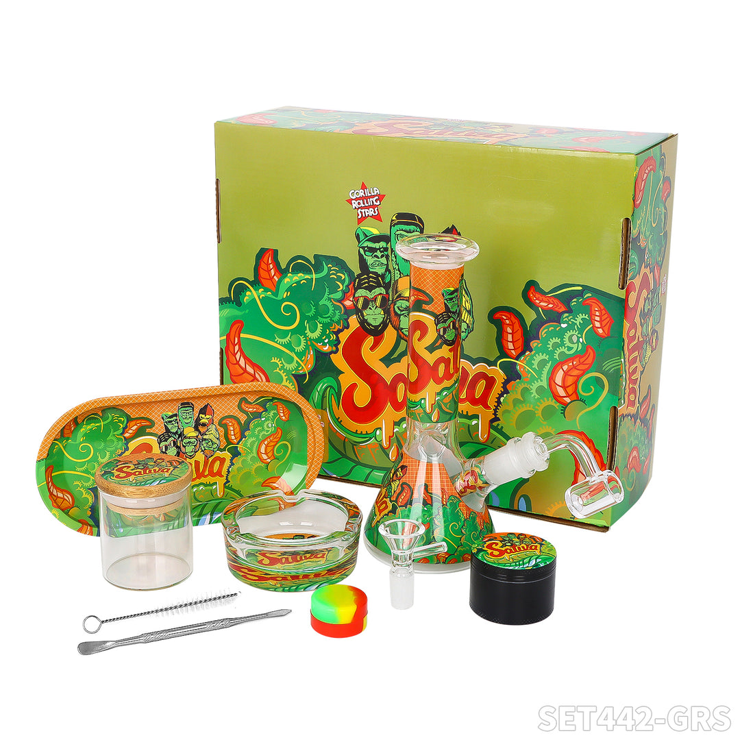 Set aus Glaspfeife, Grinder und Aschenbecher im Cannabis-Design auf weißem Hintergrund