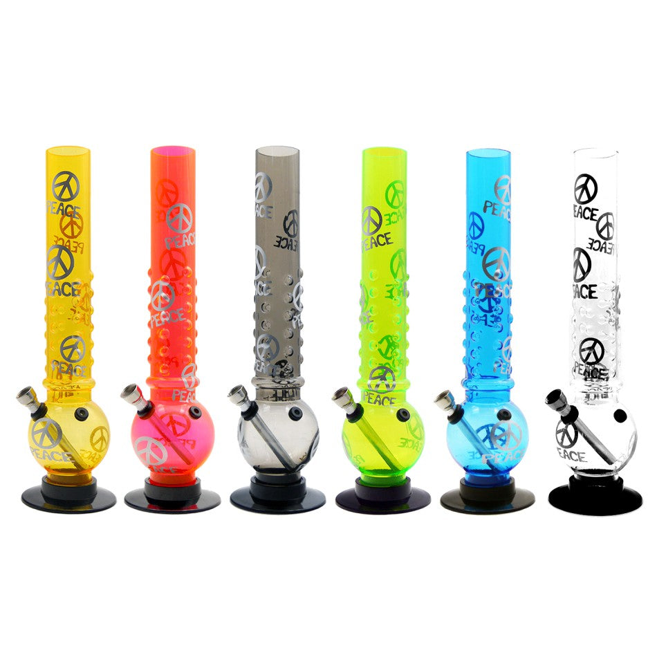 Sechs bunte Bongs mit Peace-Symbolen nebeneinander